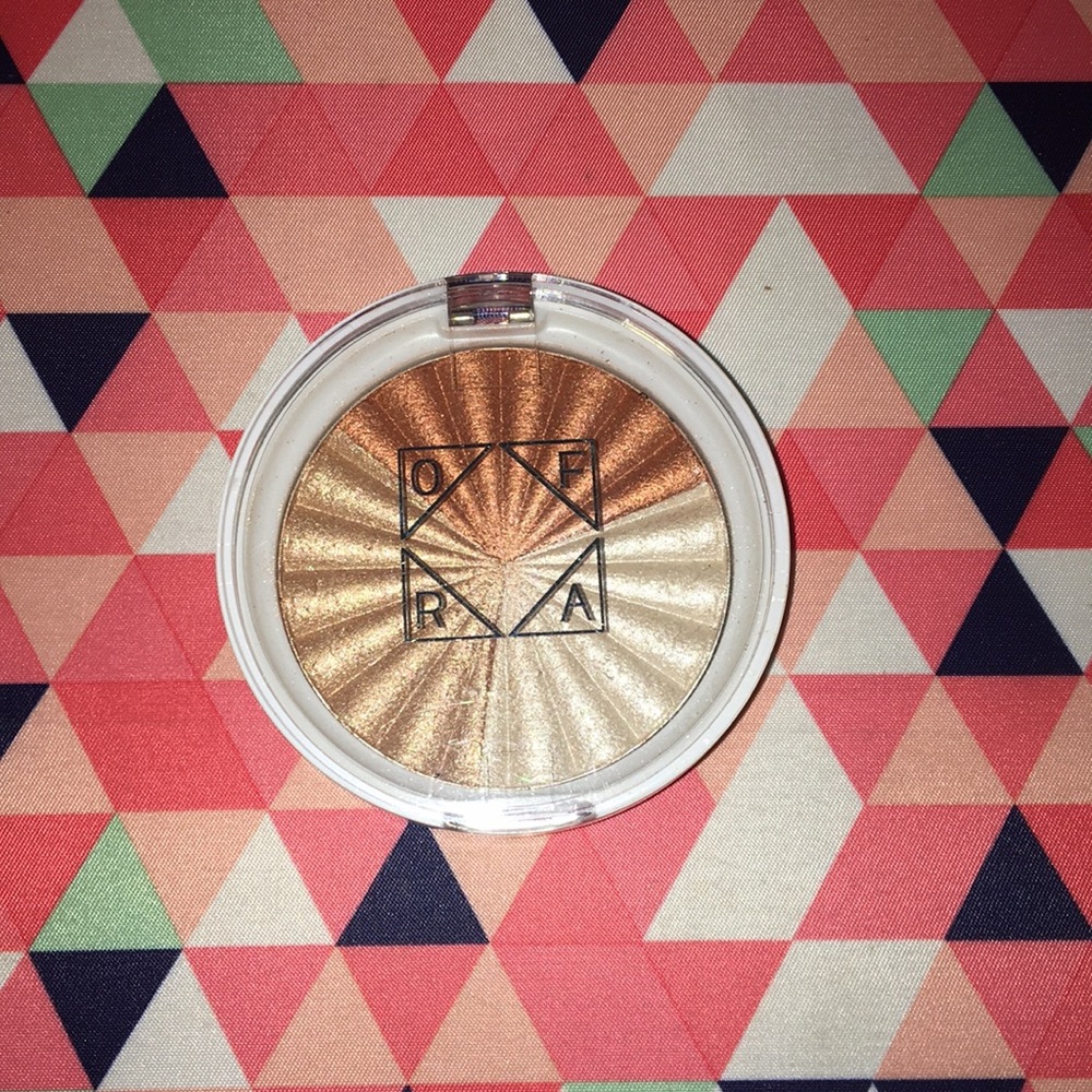 Ofra x nikketutorials highlighter in “everglow”